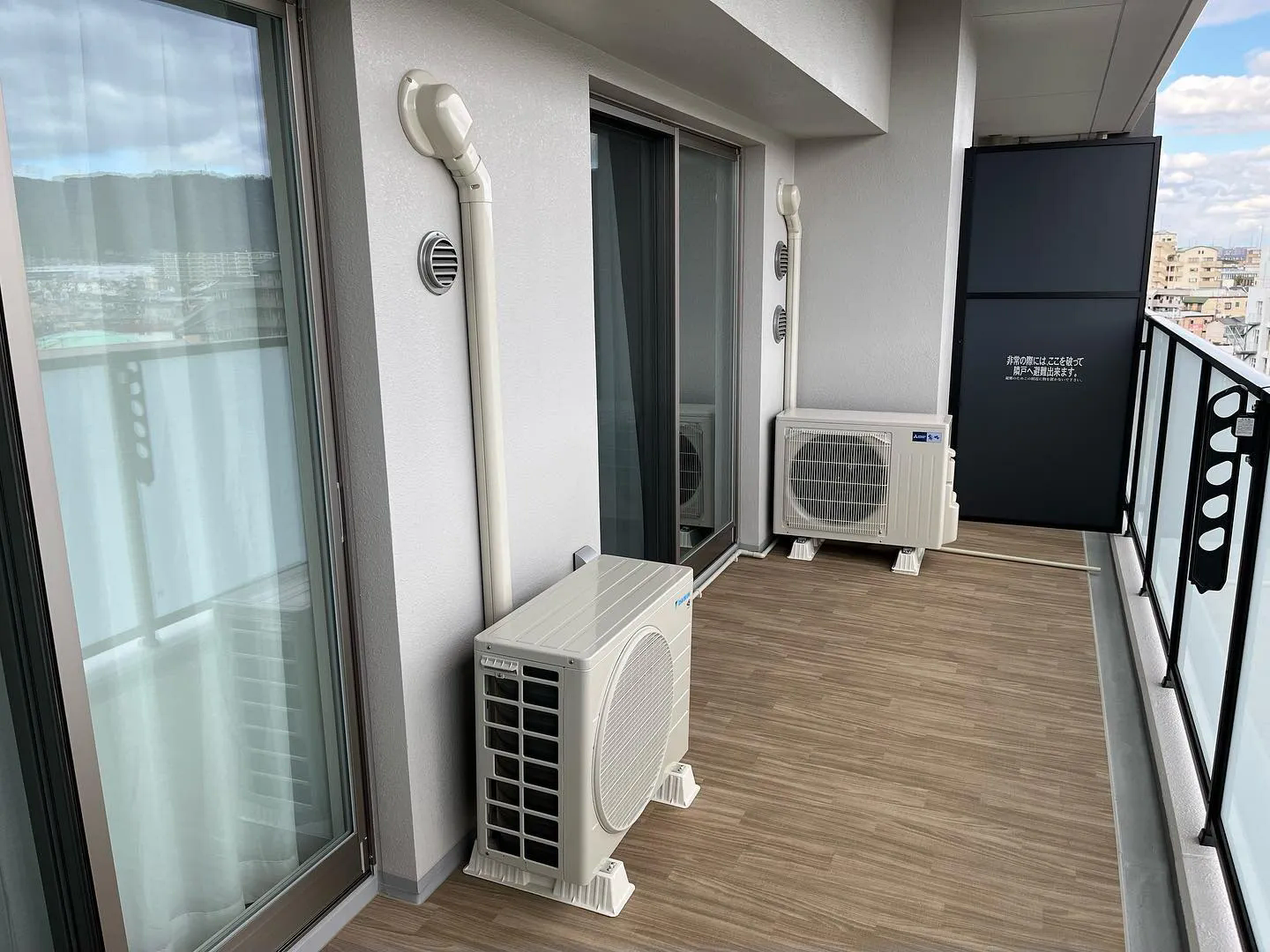 マンションのバルコニーには、よく塩ビのドレン配管をおすすめさ...